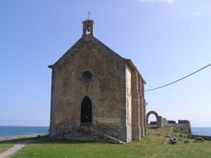 Vista de la bateria de Mundaka y de la ermita de Santa Catalina.